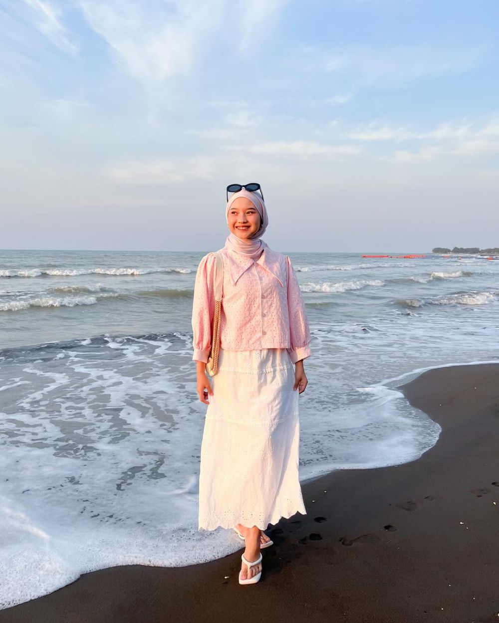 11 Ide Outfit Nuansa Pink dan Putih ala Siska Amera, Looks Girly!