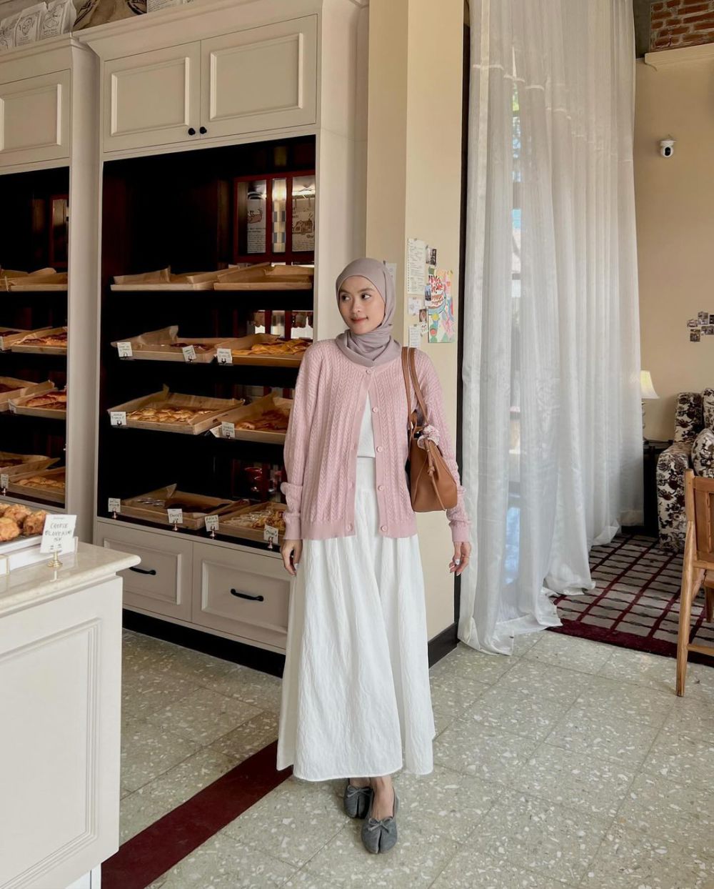 9 Inspirasi Casual Daily Outfit ala Nindi Ayuningtyas, Comfy!