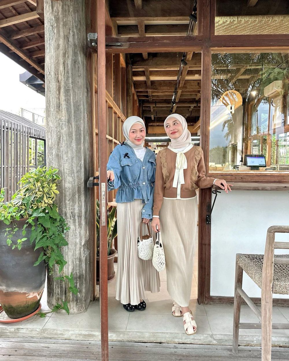 9 Inspirasi Hijab Bestie Fits ala Selebgram Hijabers, Kompak Banget!