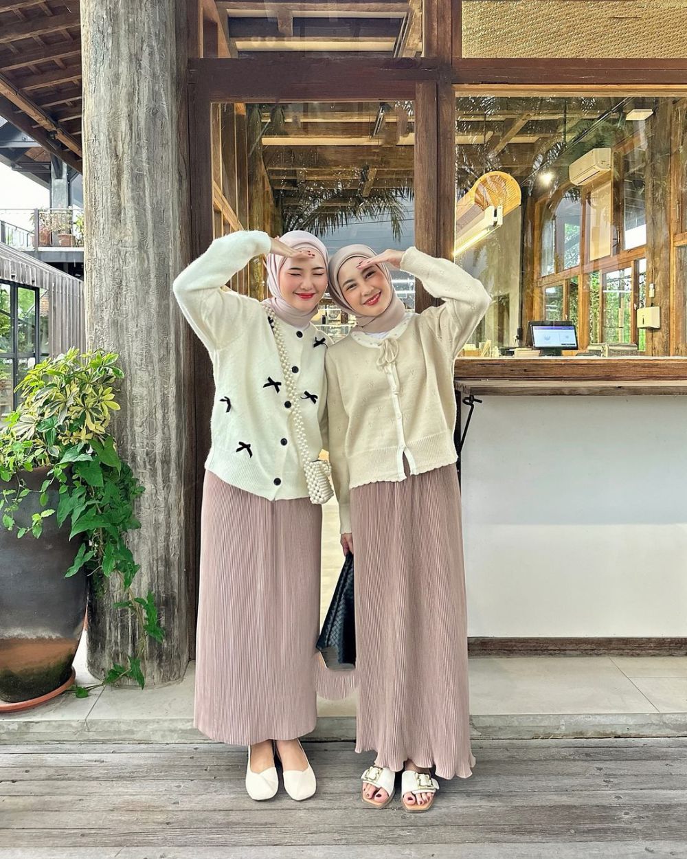 9 Inspirasi Hijab Bestie Fits ala Selebgram Hijabers, Kompak Banget!