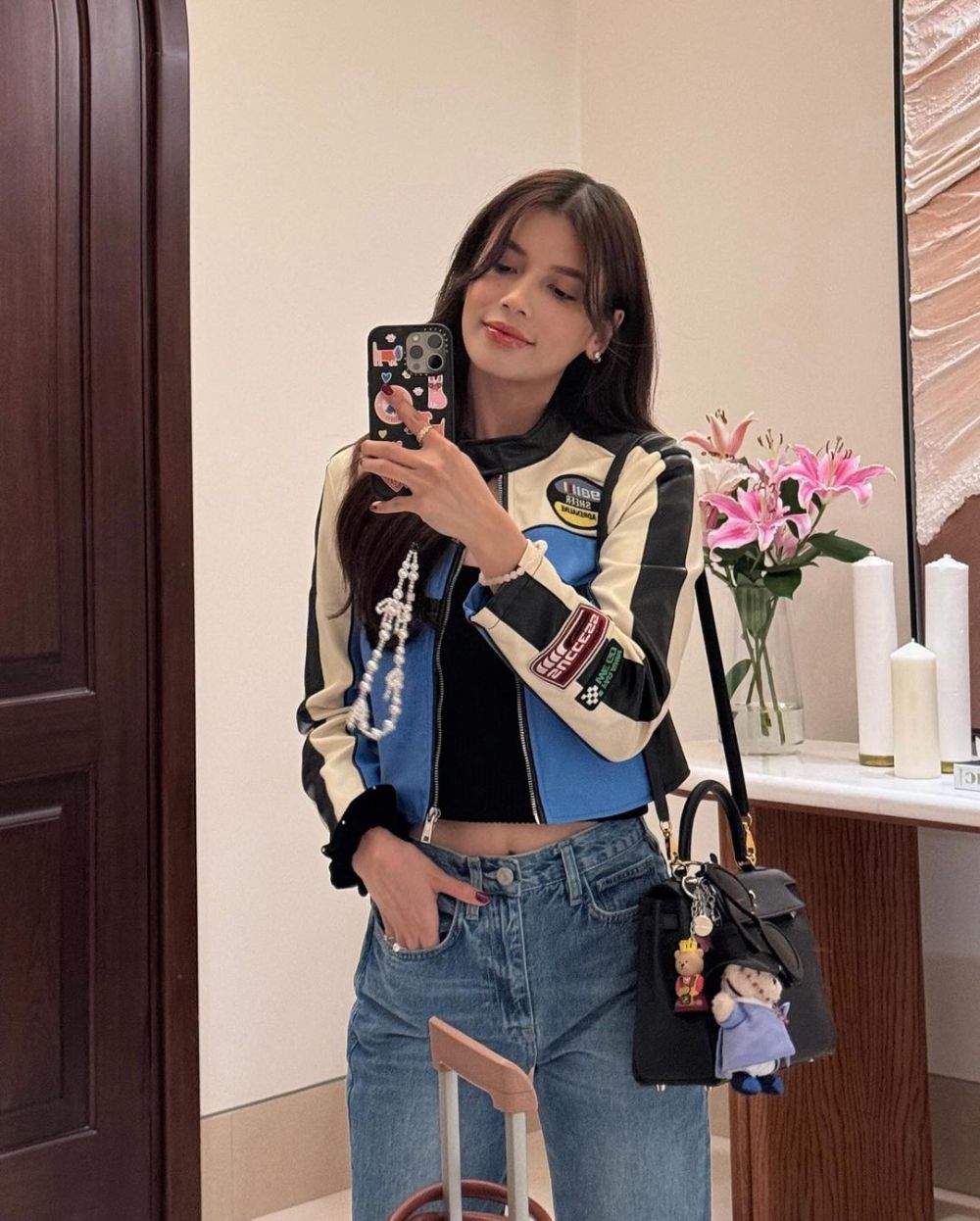 8 Mirror Selfie ala Sabrina Chairunnisa yang Banyak Gaya!