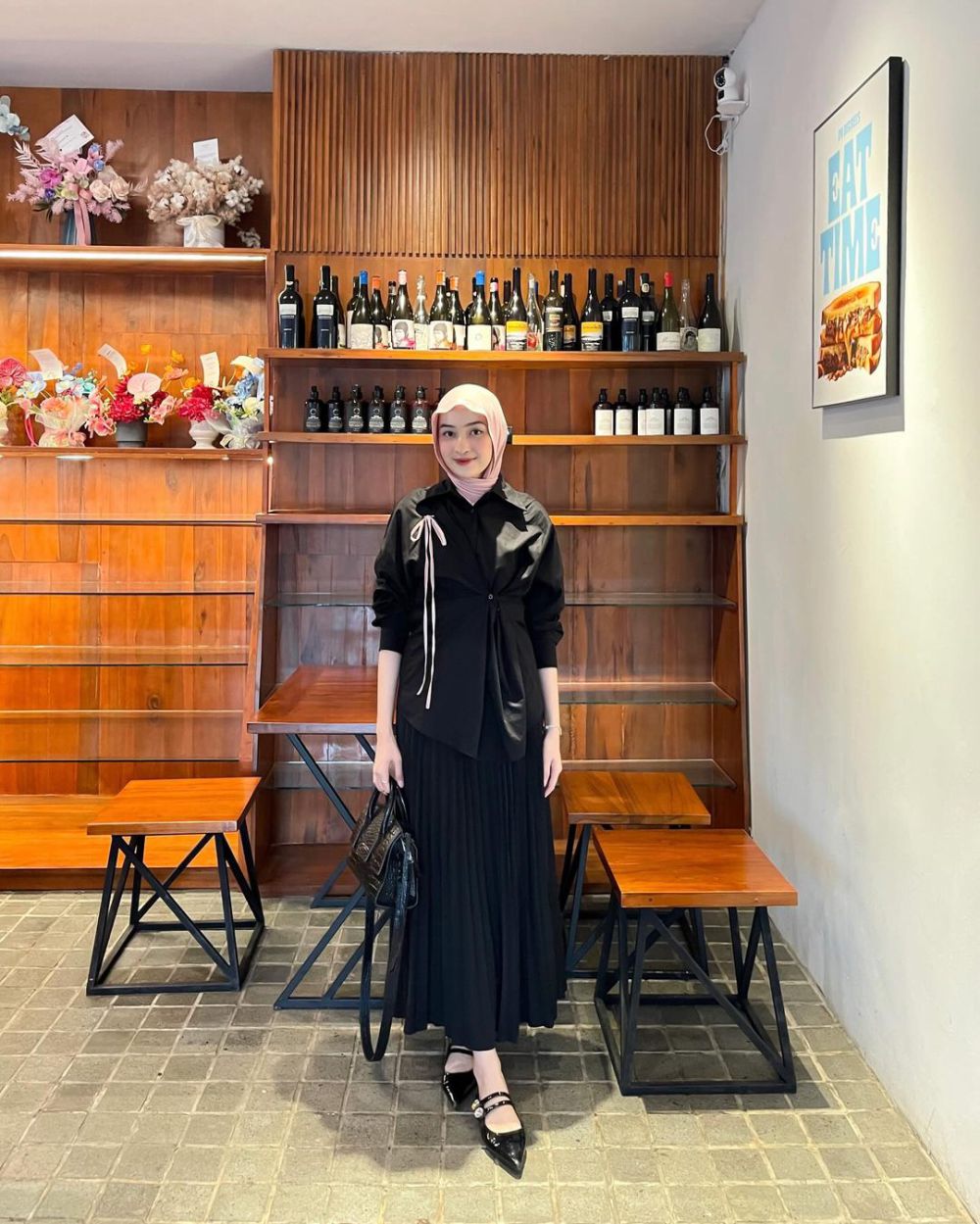 7 Ide Styling Kemeja Hitam ala Selebgram Hijabers, Looks Stunning!