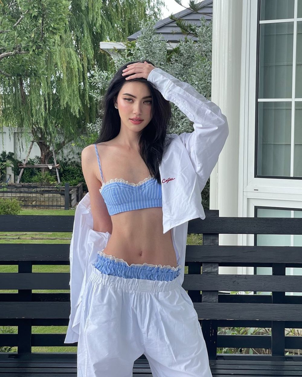 9 Inspirasi Casual Beach Outfit ala Davika Hoorne, Super Comfy!