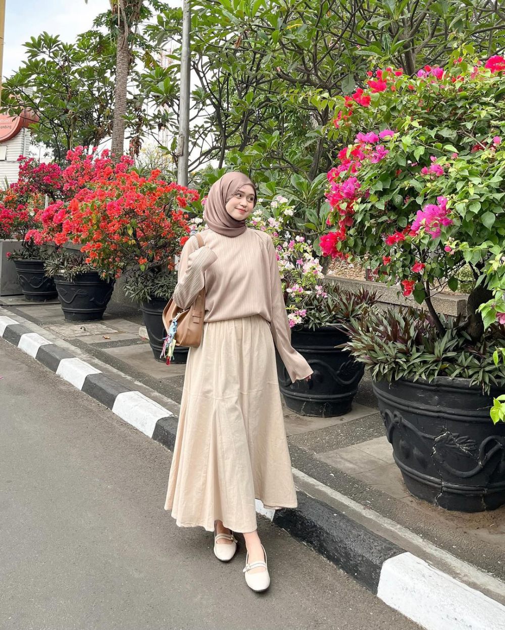 10 Ide Outfit Hijab Earth Tone ala Listy Septia, Favorit Cewek Bumi!