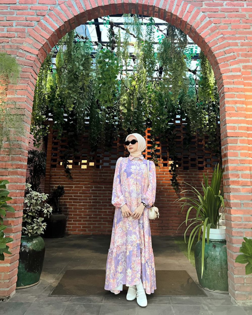 9 Inspirasi Hijab Beach Outfit ala Nindi Ariesti, Looks Chic!