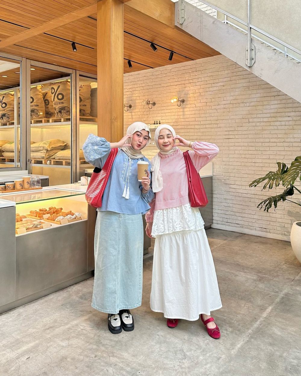 9 Inspirasi Hijab Bestie Fits ala Selebgram Hijabers, Kompak Banget!