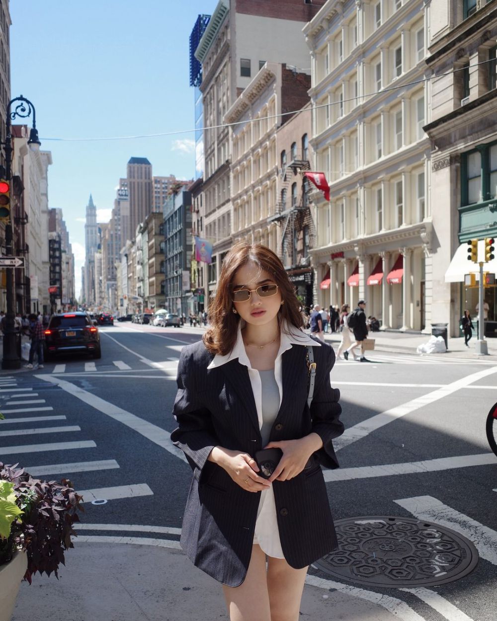 9 Ide OOTD Traveling ke New York ala Aktris Indonesia, Fashionable!