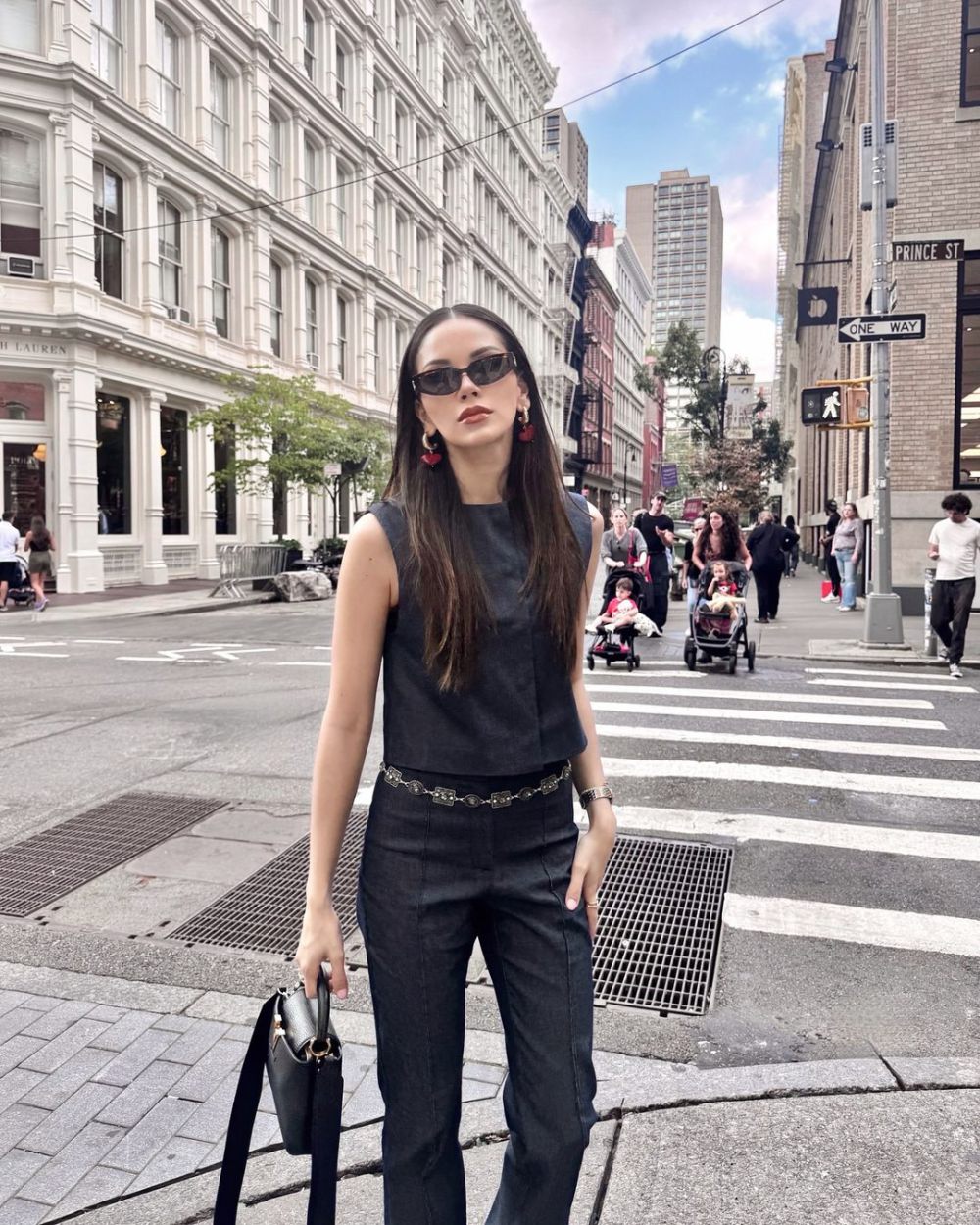 9 Ide OOTD Traveling ke New York ala Aktris Indonesia, Fashionable!