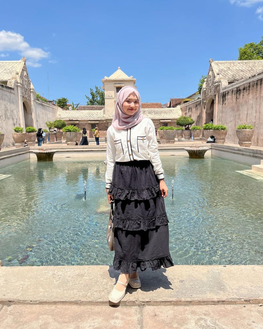 9 Inspirasi Outfit Monokrom ala Siska Amera, So Catchy!