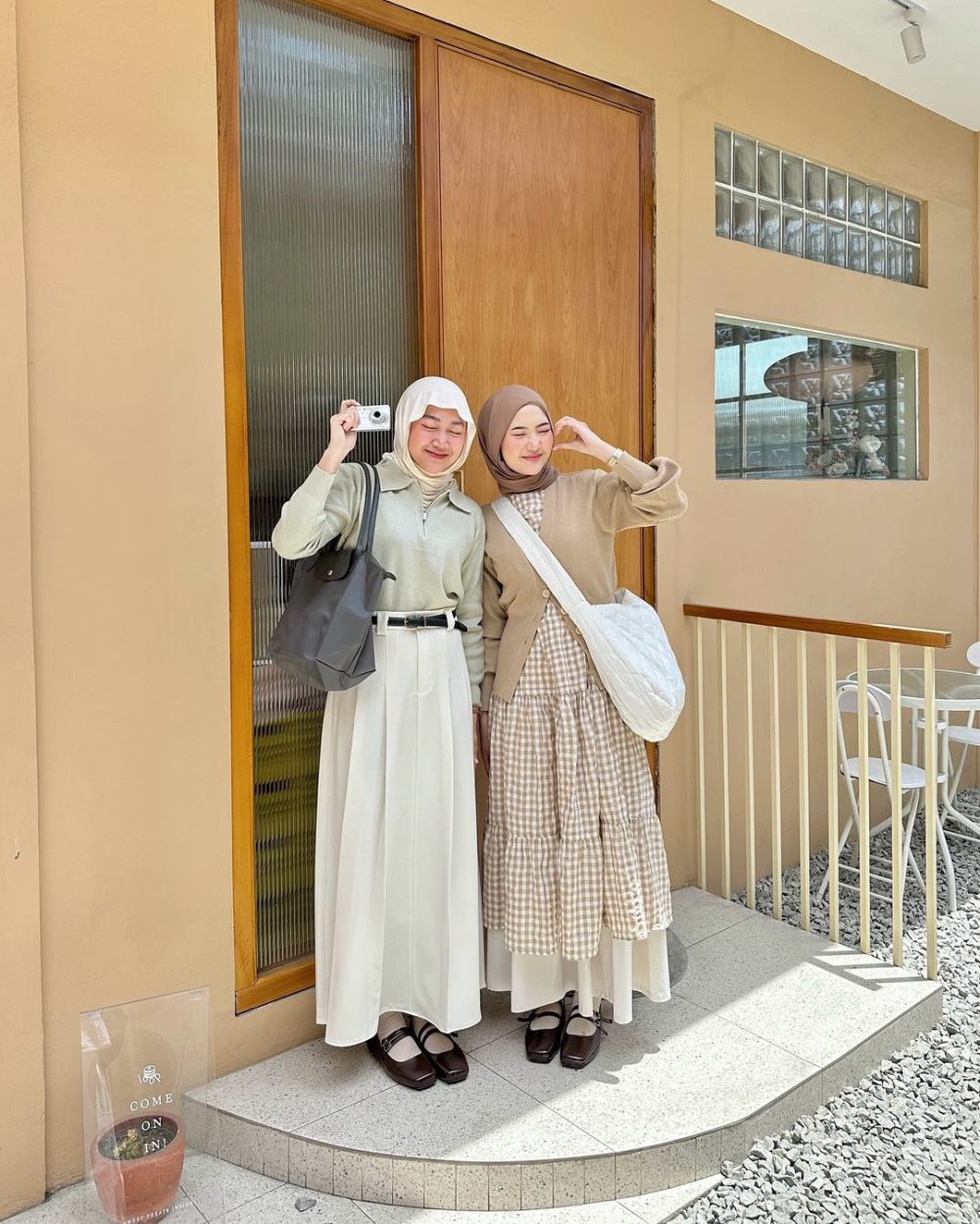 9 Inspirasi Hijab Bestie Fits ala Selebgram Hijabers, Kompak Banget!