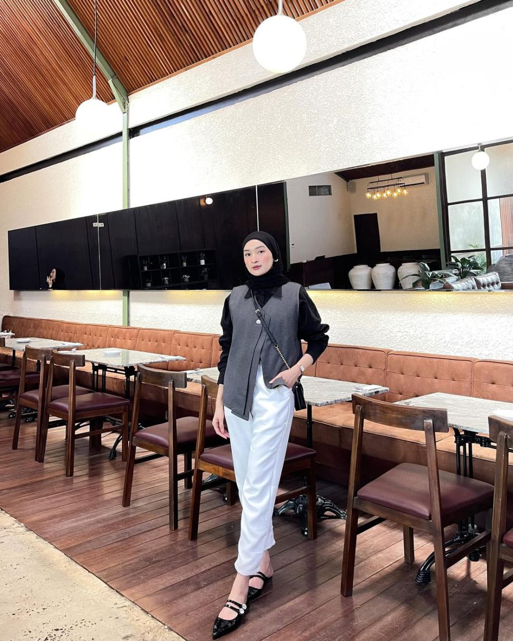 7 Ide Styling Kemeja Hitam ala Selebgram Hijabers, Looks Stunning!