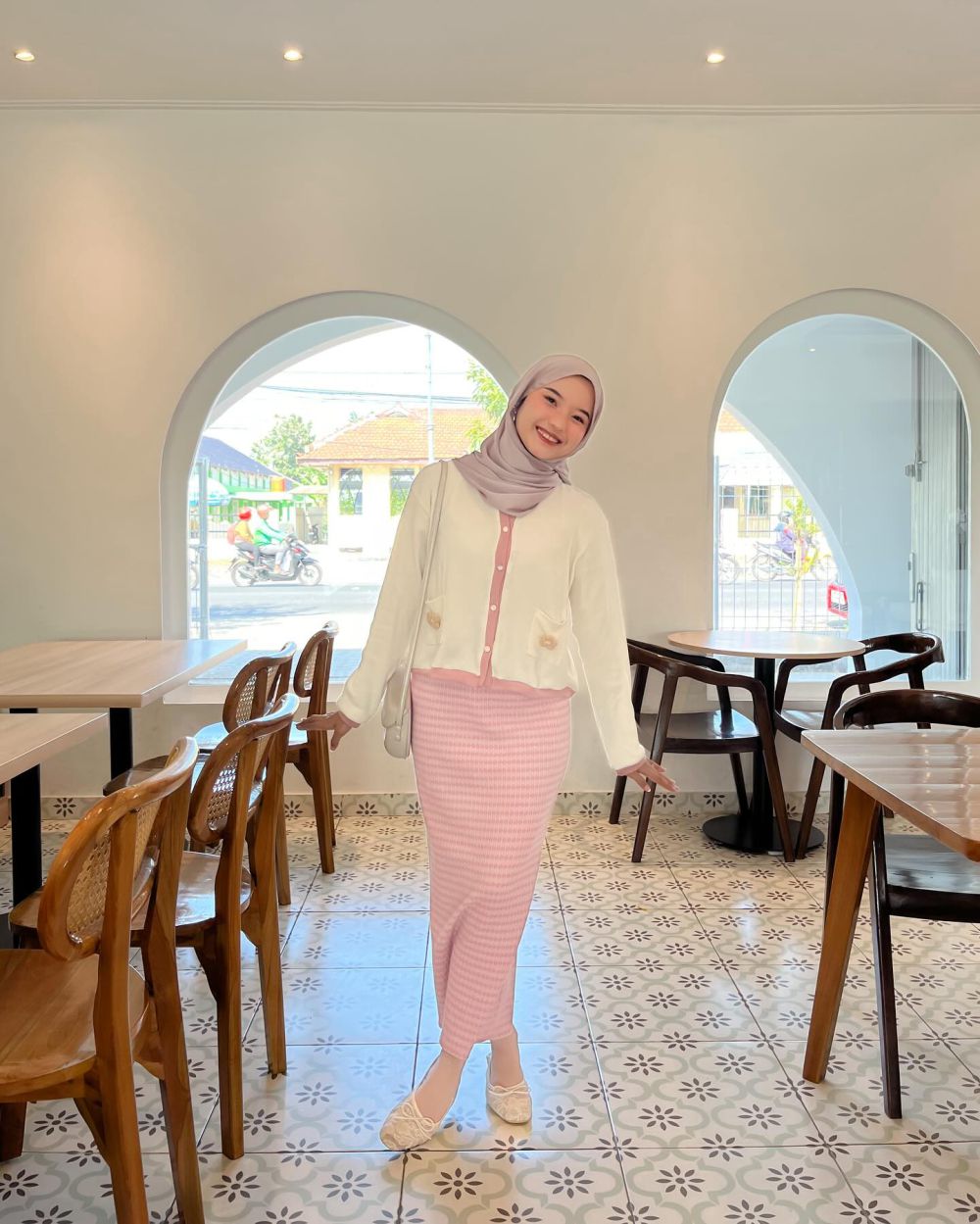 11 Ide Outfit Nuansa Pink dan Putih ala Siska Amera, Looks Girly!