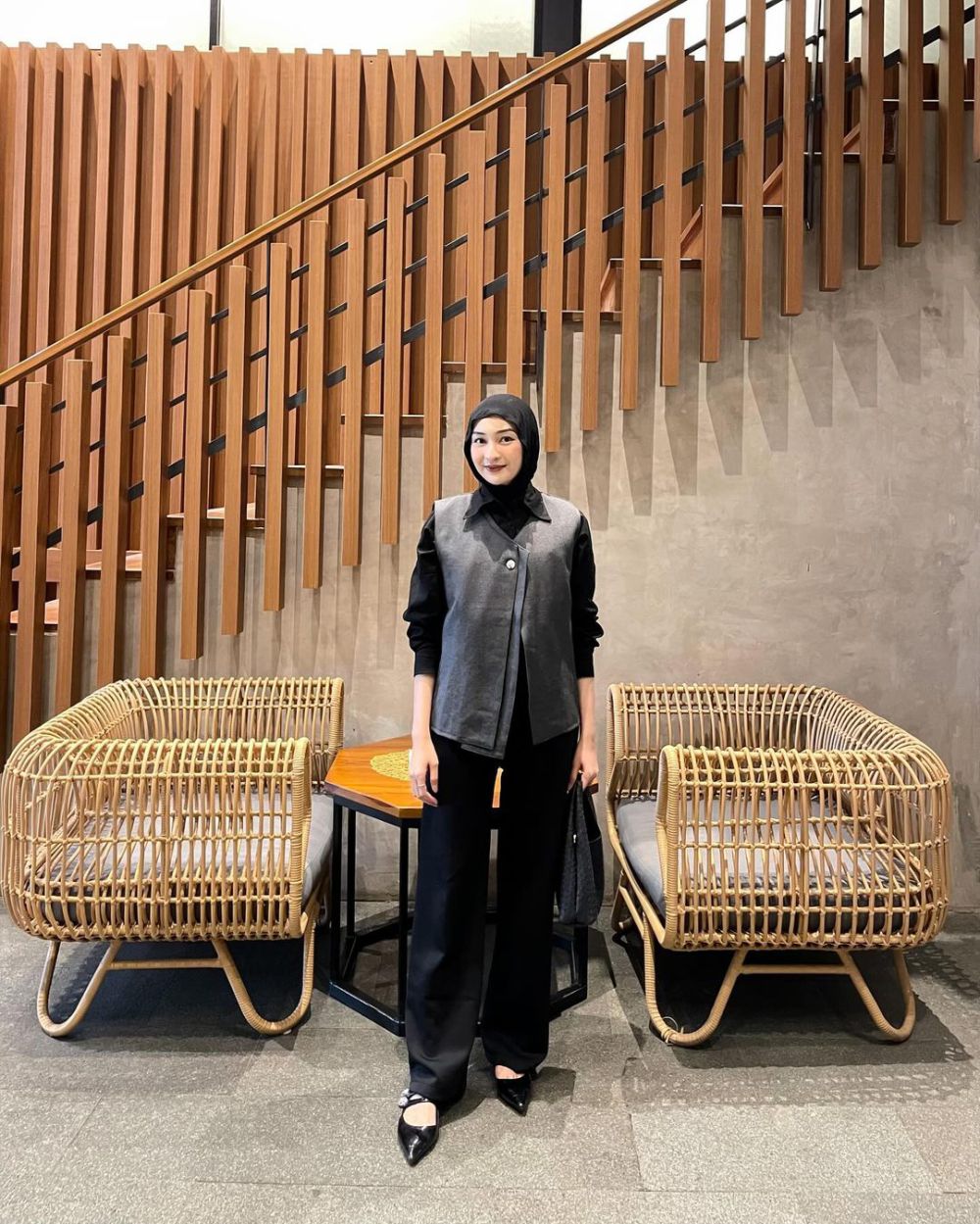 7 Ide Styling Kemeja Hitam ala Selebgram Hijabers, Looks Stunning!