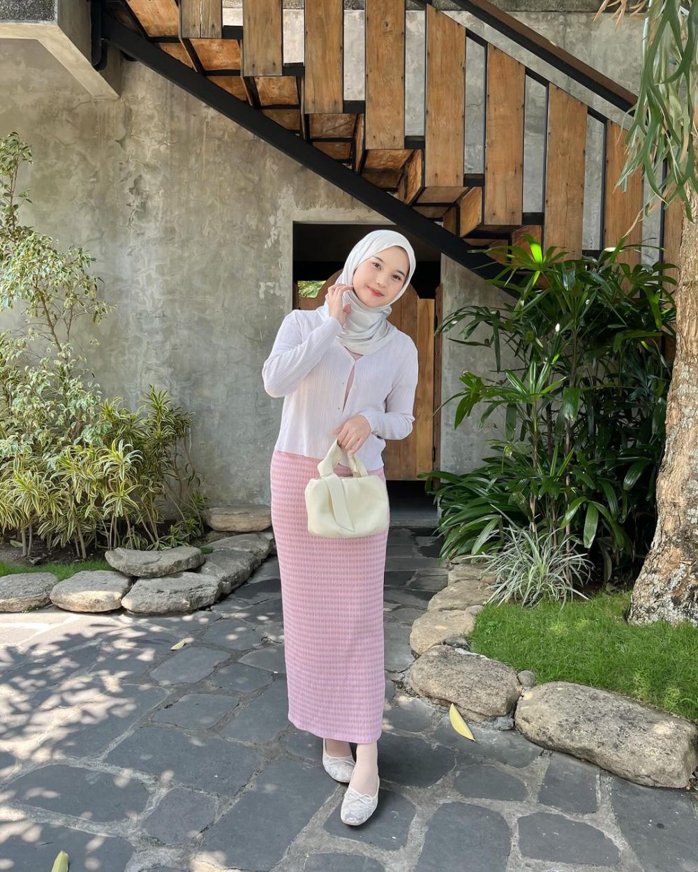 11 Ide Outfit Nuansa Pink dan Putih ala Siska Amera, Looks Girly!