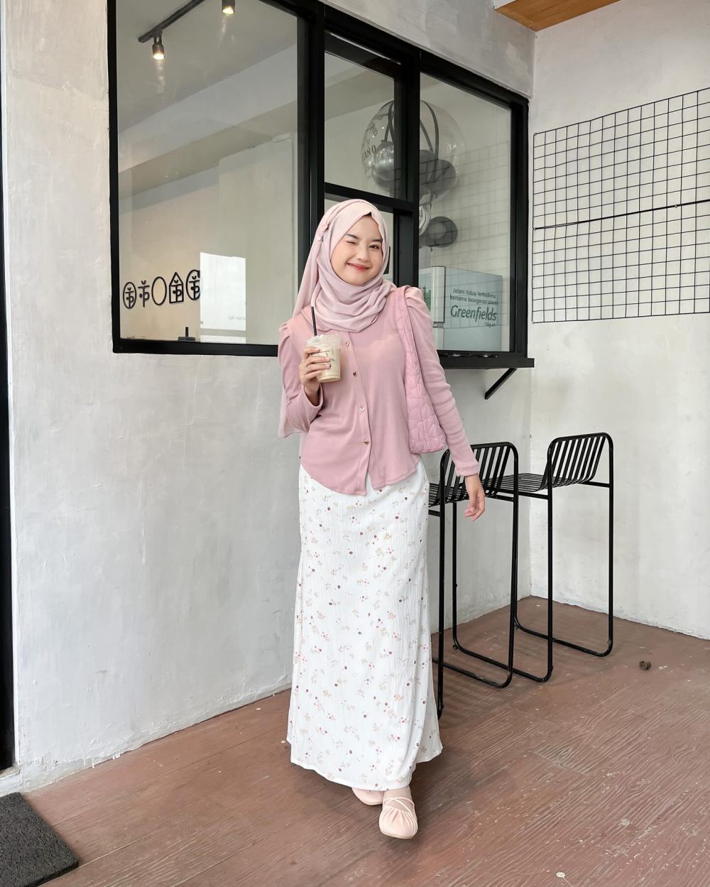 11 Ide Outfit Nuansa Pink dan Putih ala Siska Amera, Looks Girly!