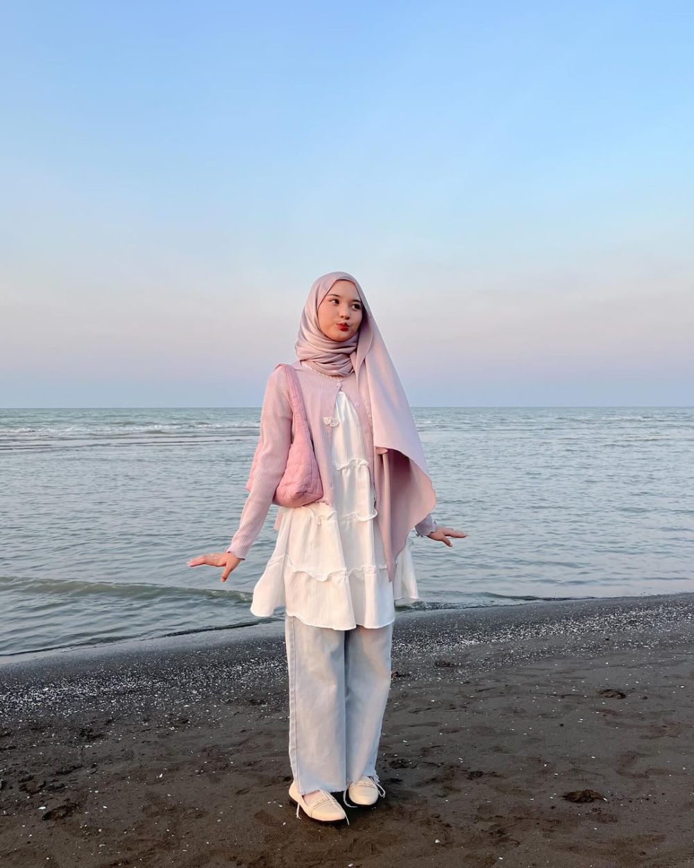 11 Ide Outfit Nuansa Pink dan Putih ala Siska Amera, Looks Girly!