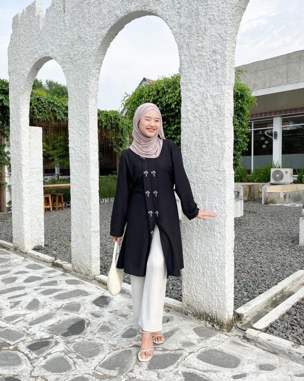 9 Inspirasi Outfit Monokrom ala Siska Amera, So Catchy!