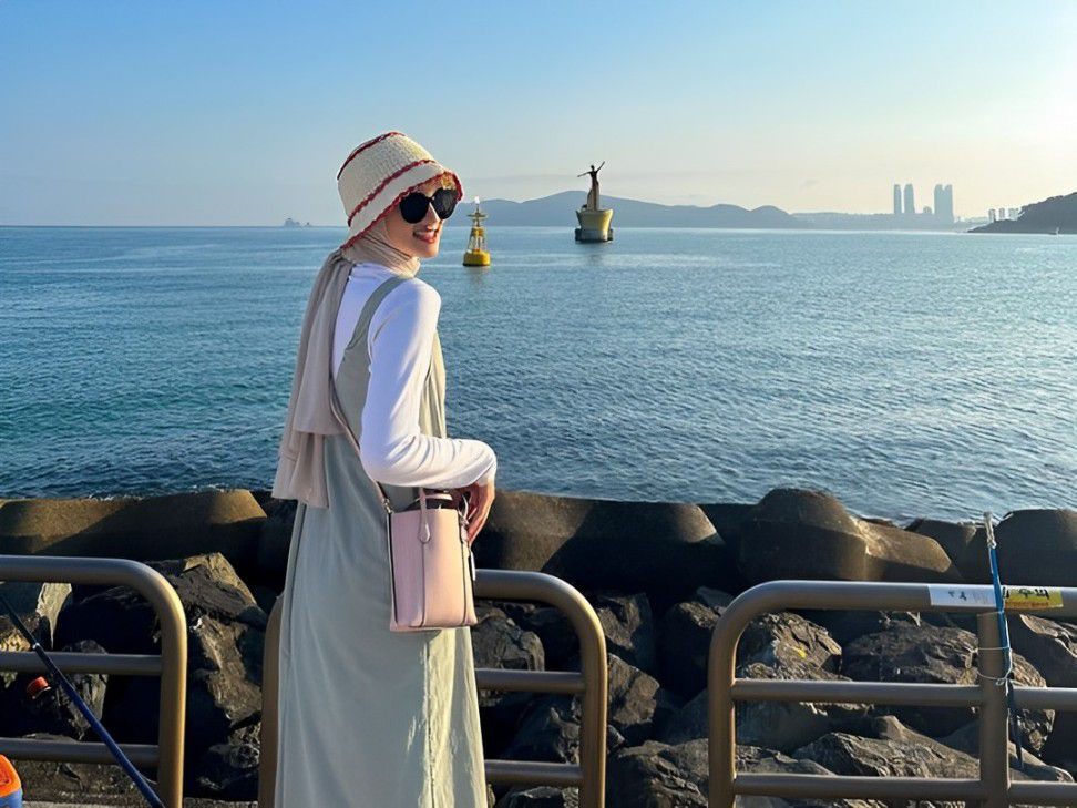 7 Inspirasi Outfit Hijab ke Pantai ala Rania Sukandari, Colorful!