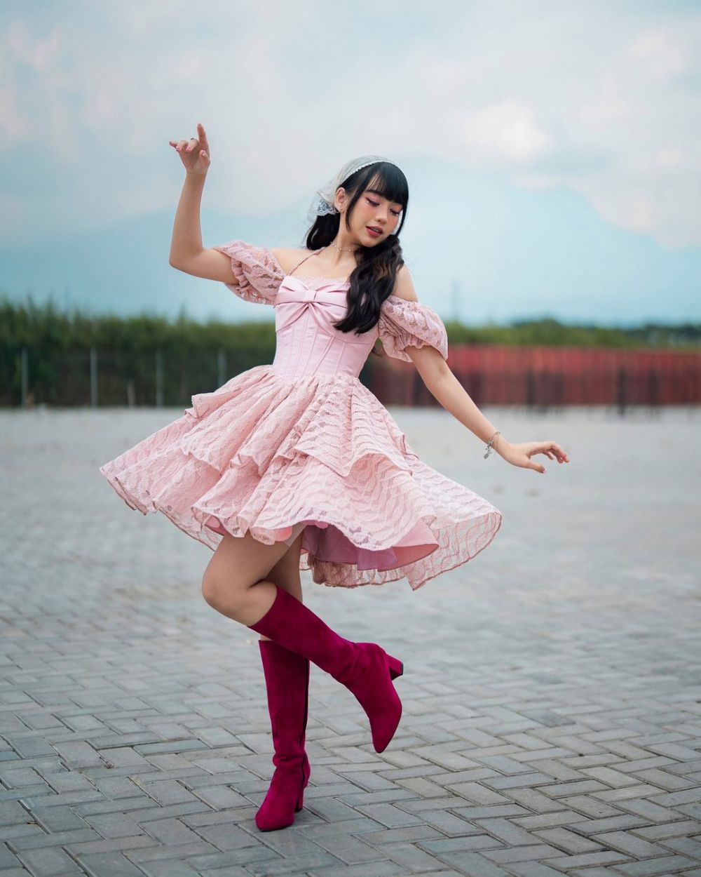 9 Outfit Manggung Pakai Mini Dress ala Ghea Indrawari, Cute dan Girly