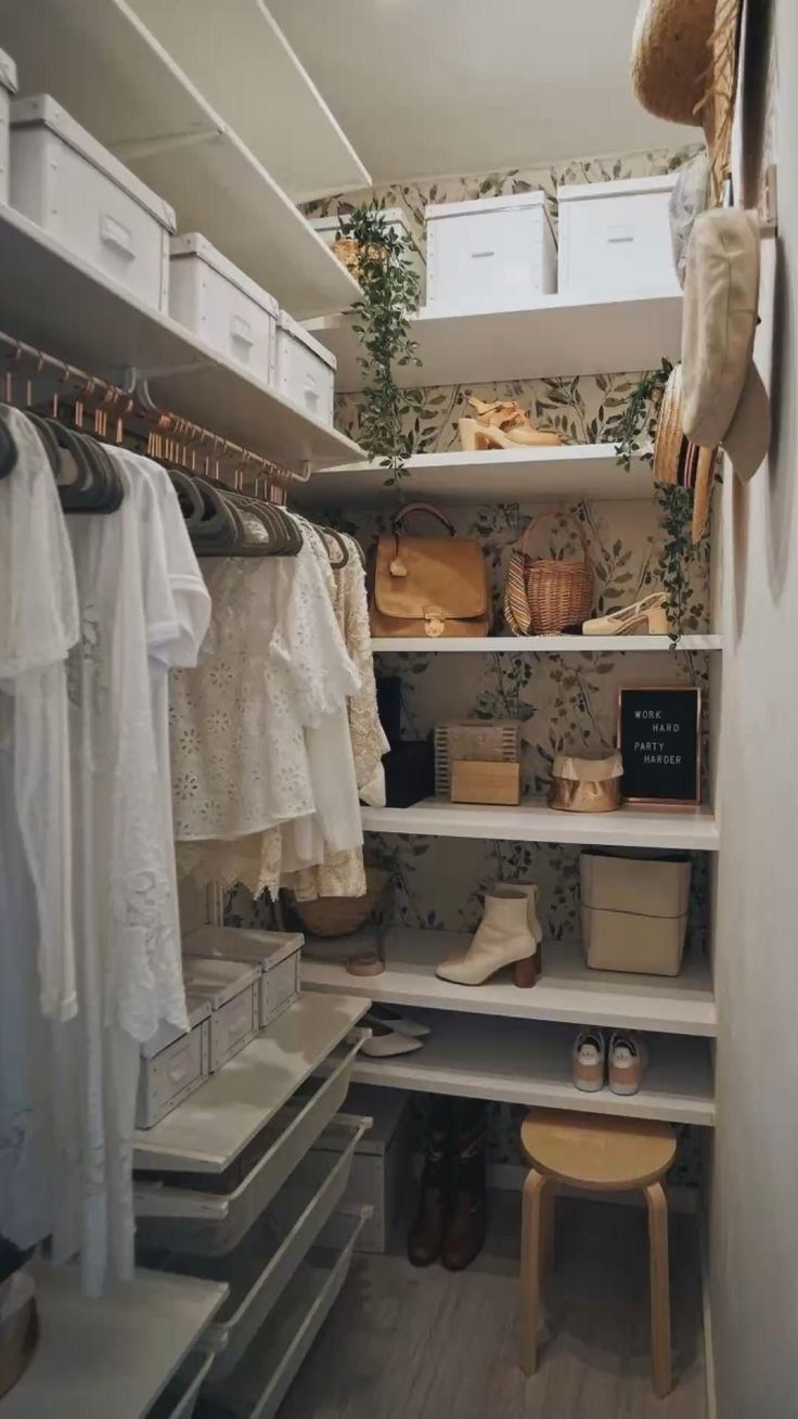 5 Ide Membuat Closet Organizer Pengganti Lemari Baju di Kamar Tidur 