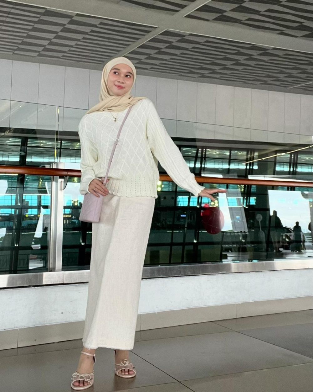 8 Ide Outfit Minimalis Pakai Rok untuk Ngampus ala Astri Ratnasari!