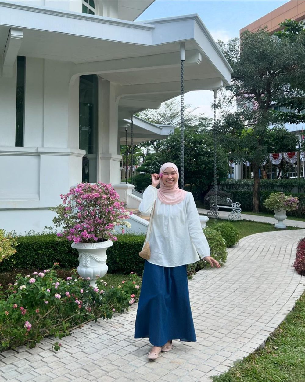 8 Ide Outfit Minimalis Pakai Rok untuk Ngampus ala Astri Ratnasari!