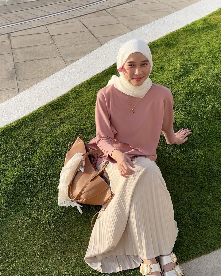 8 Ide Outfit Minimalis Pakai Rok untuk Ngampus ala Astri Ratnasari!