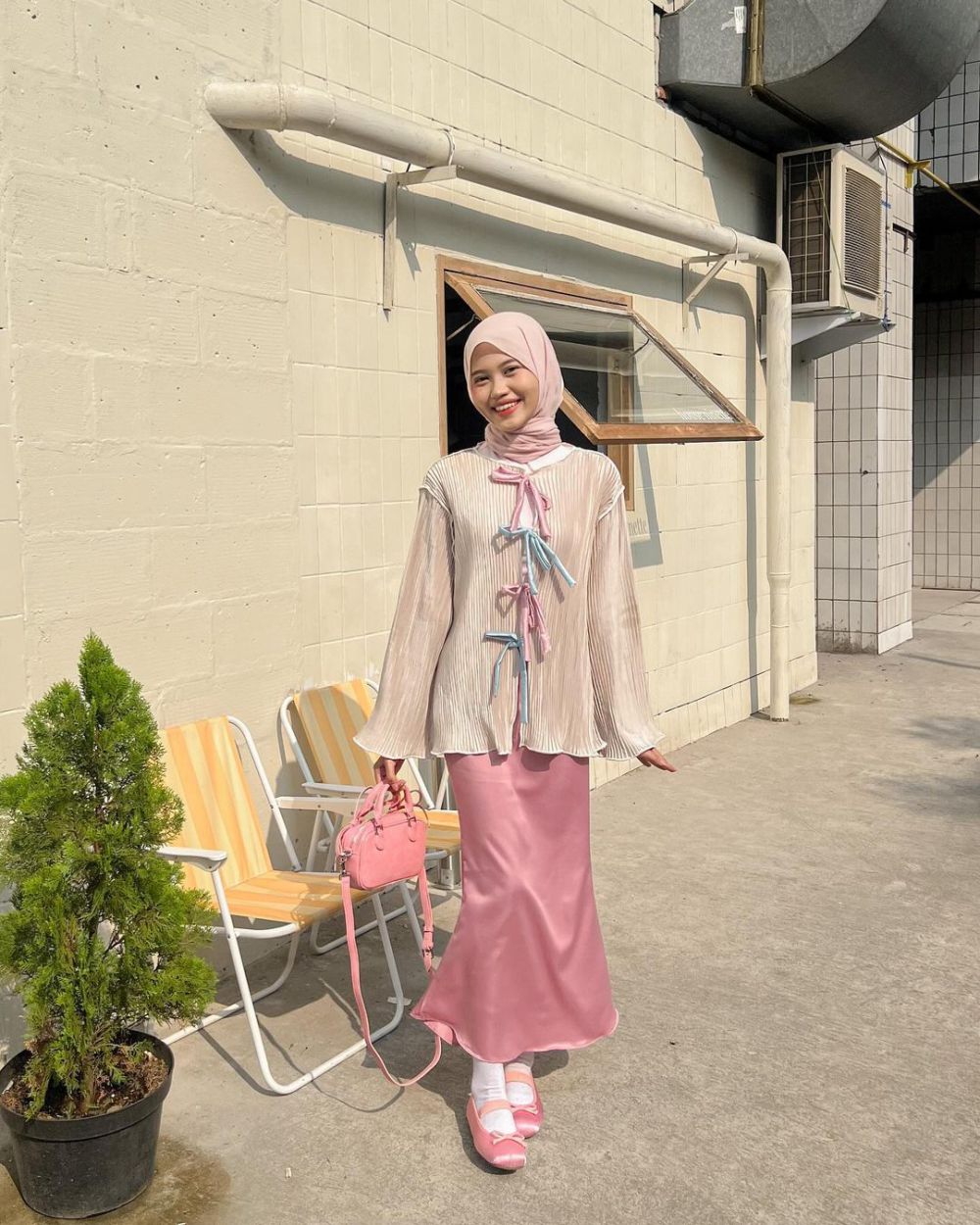 8 OOTD Liburan Pakai Kardigan dan Vest ala Selebgram Queen Hyuarthasea