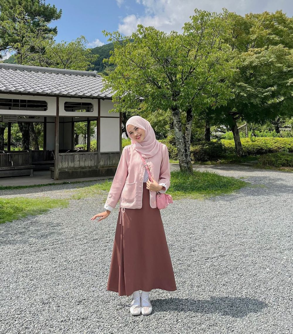 8 OOTD Liburan Pakai Kardigan dan Vest ala Selebgram Queen Hyuarthasea