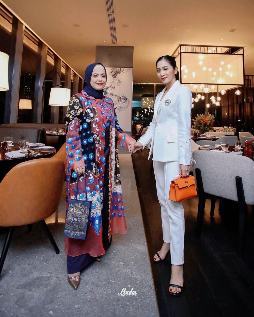 7 Ide Mix and Match OOTD Nuansa Putih ala Bunga Zainal, On Point!