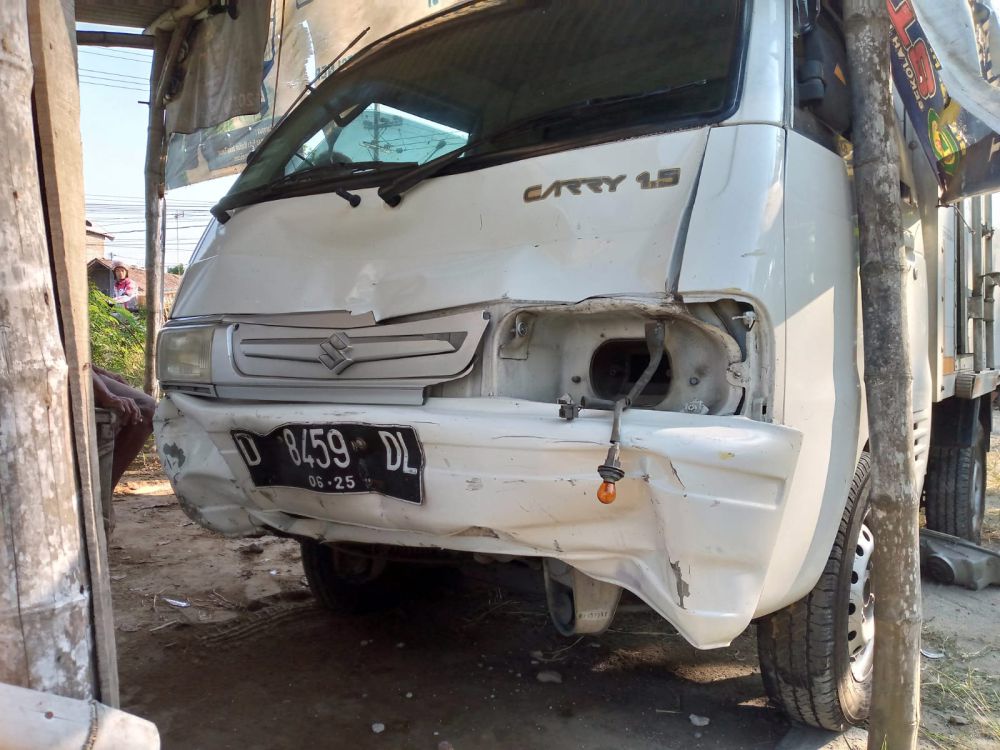 Mobil Boks Tabrak 4 Motor Pelajar di Jombang