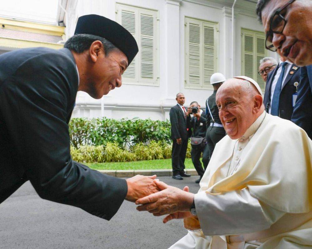 Makna Baju Putih Yang Dikenakan Paus Fransiskus