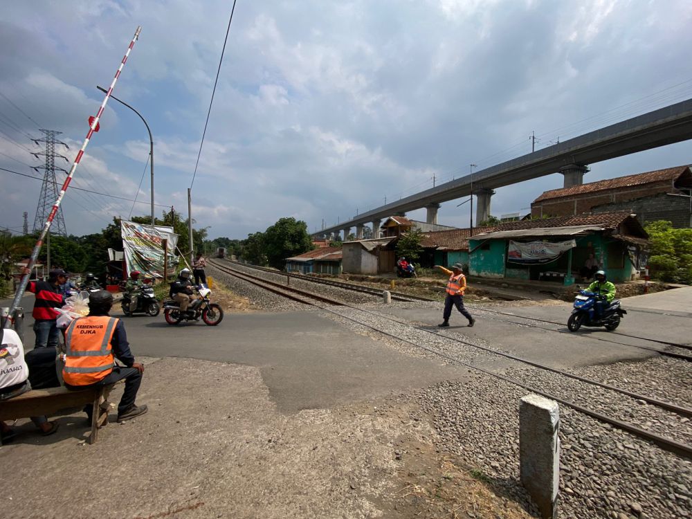 Kisah Penjaga Perlintasan KA Sebidang di KBB: Hanya Diniatkan Ibadah