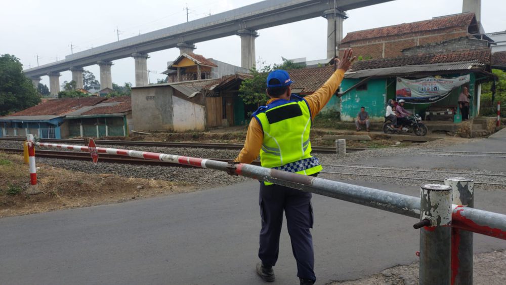 Kisah Penjaga Perlintasan KA Sebidang di KBB: Hanya Diniatkan Ibadah