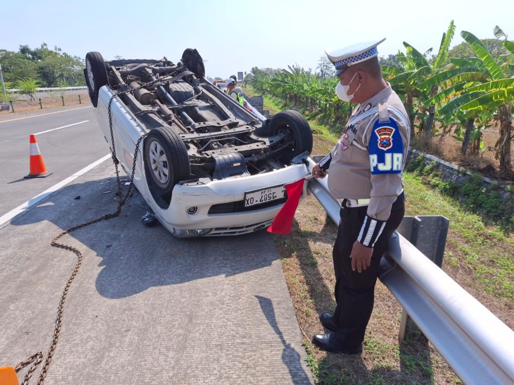 Avanza Ditumpangi 10 Orang Terbalik di Tol Jombang, 8 Korban Luka