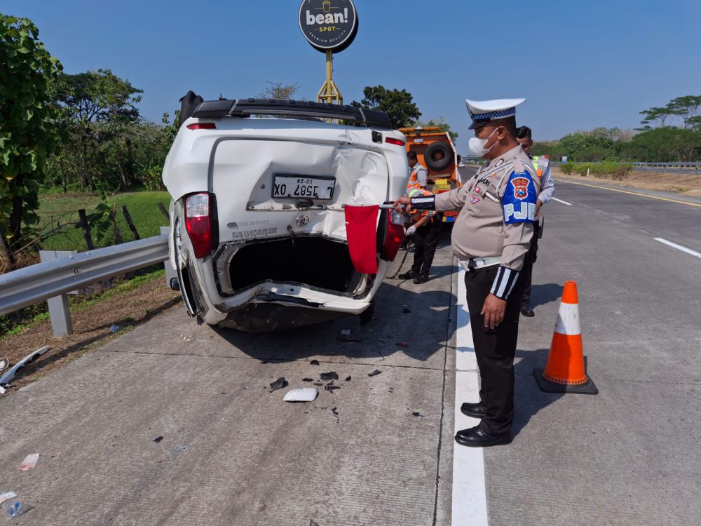 Avanza Ditumpangi 10 Orang Terbalik di Tol Jombang, 8 Korban Luka