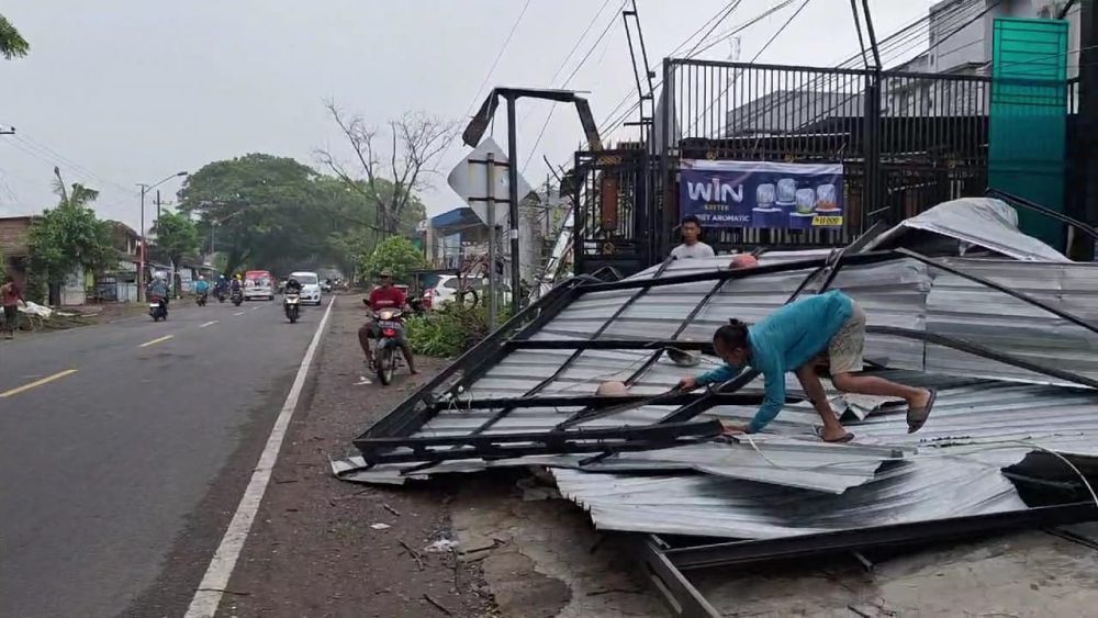 Belasan Rumah dan SLB Rusak Diterjang Angin Hujan di Magetan