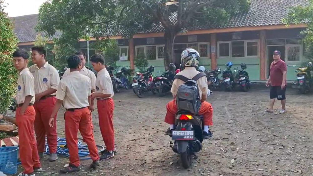 Belasan Rumah dan SLB Rusak Diterjang Angin Hujan di Magetan