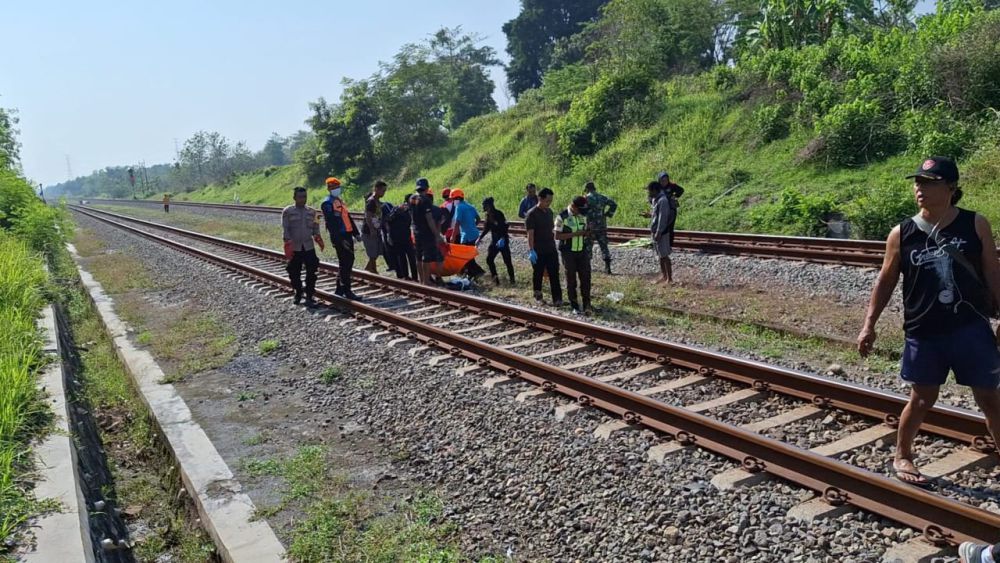 Pria di Ngawi Tewas Tertabrak Kereta Api, Istri Pingsan di Lokasi