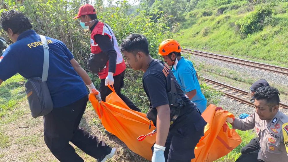 Pria di Ngawi Tewas Tertabrak Kereta Api, Istri Pingsan di Lokasi