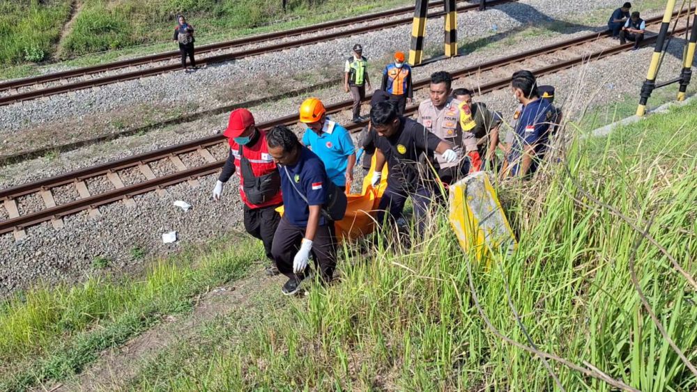 Pria di Ngawi Tewas Tertabrak Kereta Api, Istri Pingsan di Lokasi