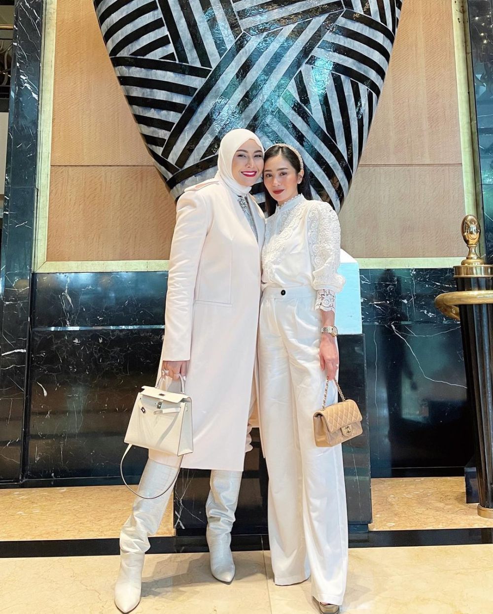 7 Ide Mix and Match OOTD Nuansa Putih ala Bunga Zainal, On Point!