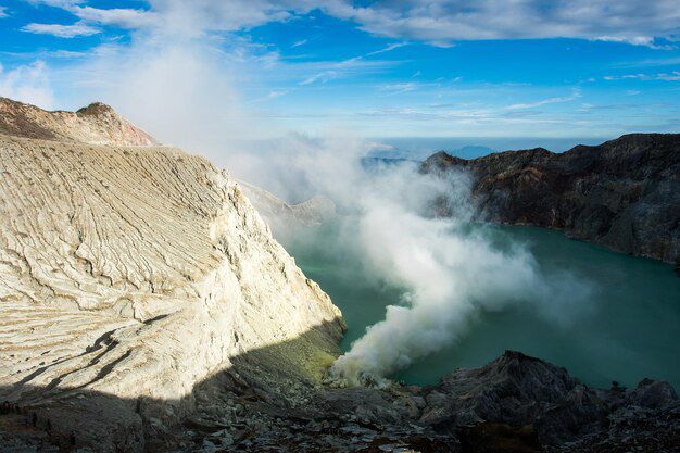 7 Rekomendasi Paket Open Trip ke Kawah Ijen, Yuk Hunting Blue Fire