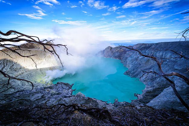 7 Rekomendasi Paket Open Trip ke Kawah Ijen, Yuk Hunting Blue Fire