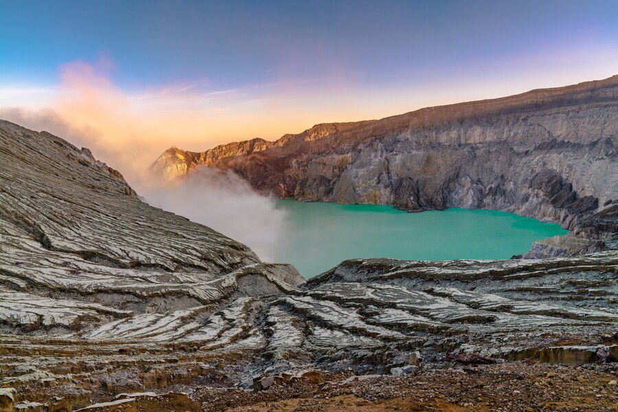 7 Rekomendasi Paket Open Trip ke Kawah Ijen, Yuk Hunting Blue Fire