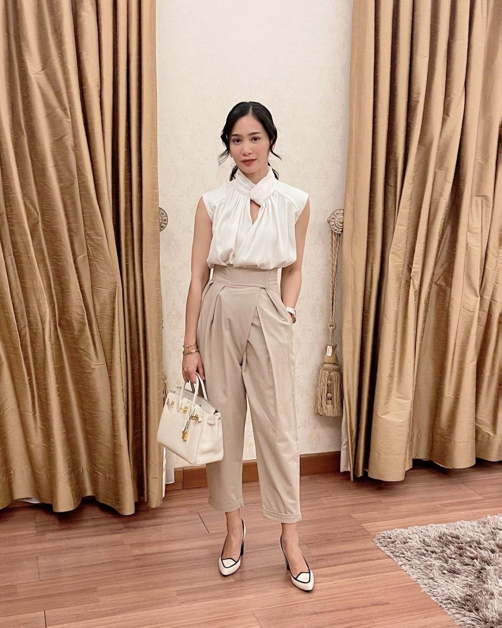 7 Ide Mix and Match OOTD Nuansa Putih ala Bunga Zainal, On Point!