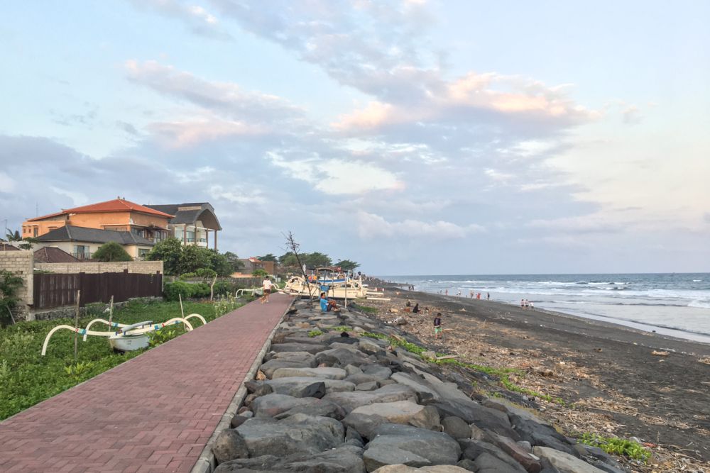 Tiket Masuk Pantai Gumicik di Gianyar, Berburu Senja