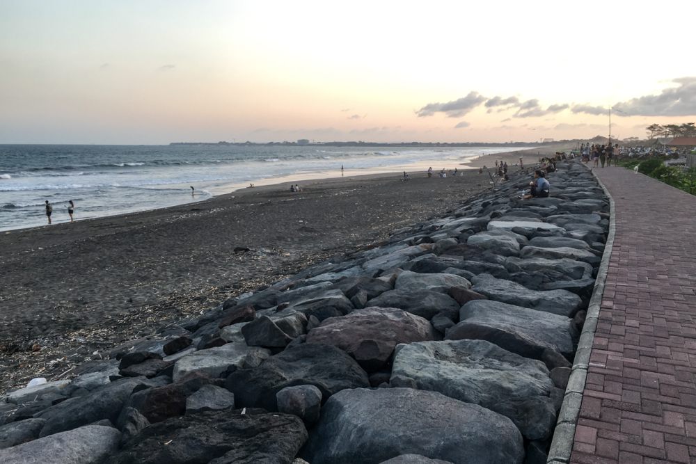 Tiket Masuk Pantai Gumicik di Gianyar, Berburu Senja