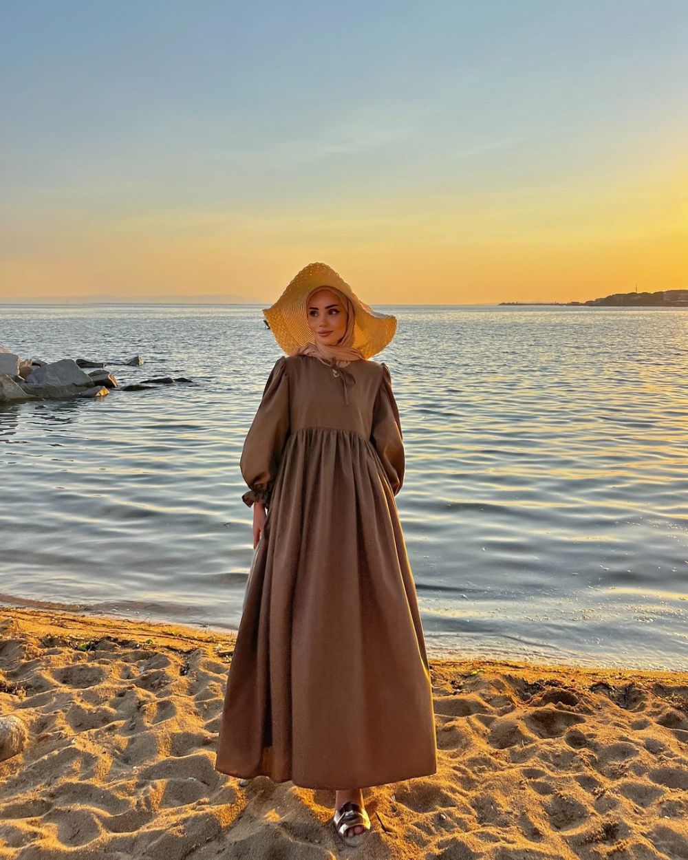 10 OOTD Dress Hijab ke Pantai, Bikin Kamu Makin Elegan