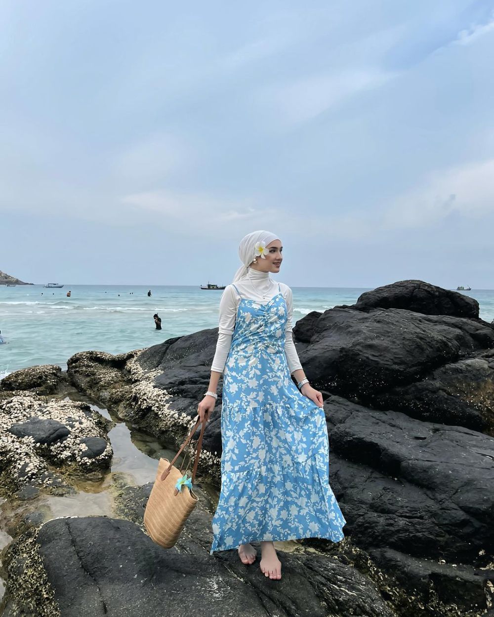 10 OOTD Dress Hijab ke Pantai, Bikin Kamu Makin Elegan